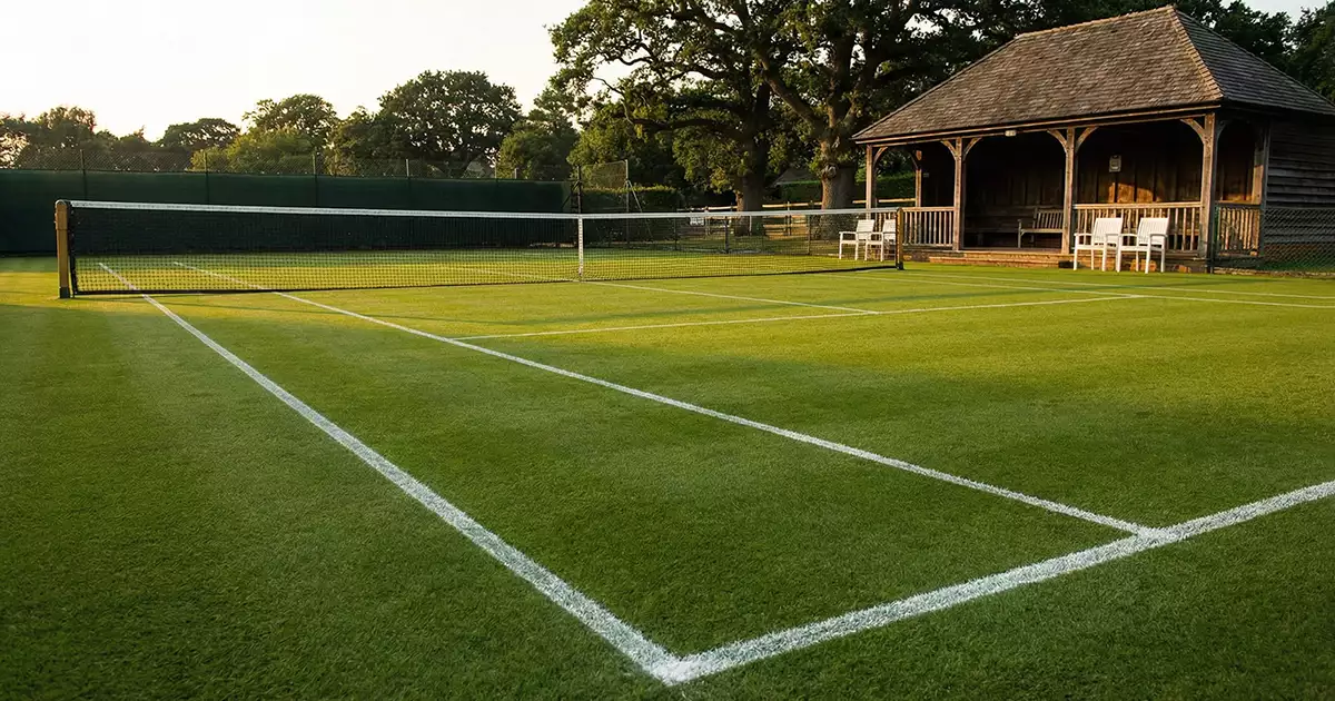 Campo da tennis in erba di Wimbledon con la rete e le linee bianche