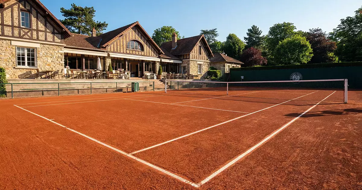Campo da tennis in terra battuta del Roland Garros con le linee bianche ben visibili
